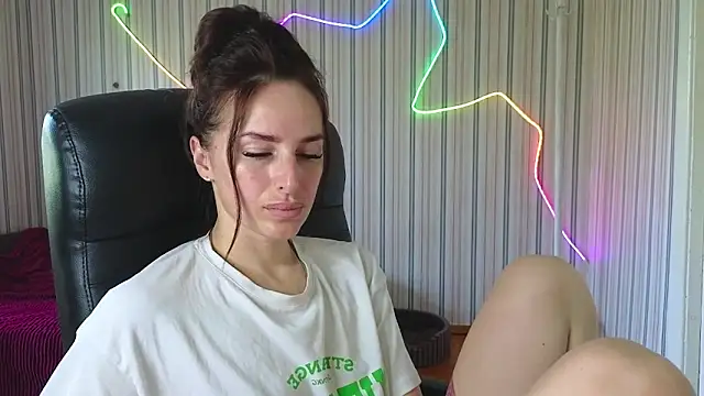 Snapshot of xx_adrihanna_xx chatting on July 1, 8:27 am xx adrihanna xx online show from July 1, 8:27 am
