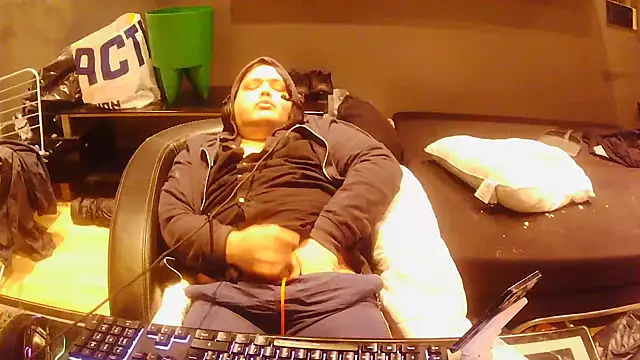 Snapshot of Bebemickey75 chatting on November 23, 4:40 pm Bebemickey75 online show from November 23, 4:40 pm