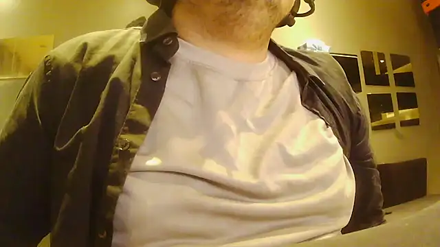 Snapshot of Bebemickey75 chatting on December 17, 5:24 am Bebemickey75 online show from December 17, 5:24 am