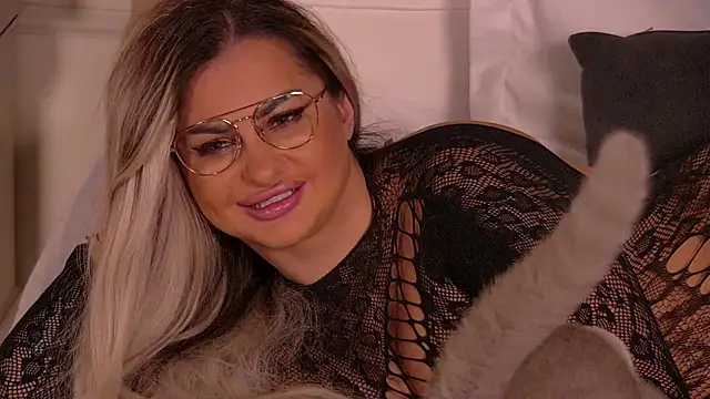 Denisse Perry online show from February 3, 9:42 pm