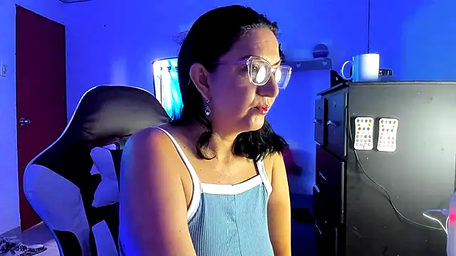 Snapshot of Angelblue_ chatting on May 20, 2:01 pm Angelblue online show from May 20, 2:01 pm