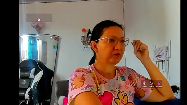 Snapshot of Angelblue_ chatting on June 25, 2:21 pm Angelblue online show from June 25, 2:21 pm