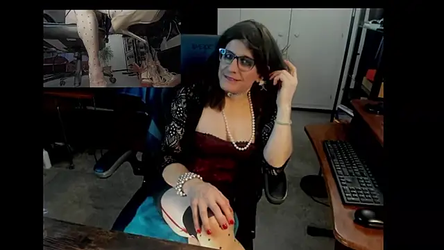 Snapshot of CharlotteAshton chatting on August 1, 10:36 am CharlotteAshton online show from August 1, 10:36 am