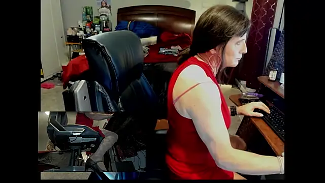 Snapshot of CharlotteAshton chatting on August 6, 12:40 pm CharlotteAshton online show from August 6, 12:40 pm