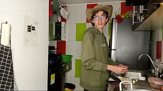 Snapshot of Norehg chatting on October 7, 8:44 am Norehg online show from October 7, 8:44 am