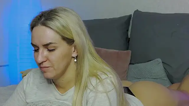 Snapshot of SofiJames chatting on January 8, 9:42 am SofiJames online show from January 8, 9:42 am