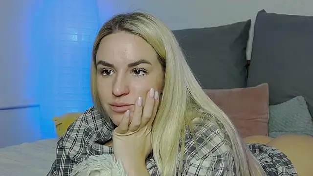 Snapshot of SofiJames chatting on January 12, 6:06 am SofiJames online show from January 12, 6:06 am