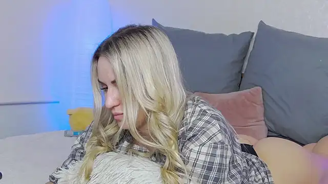 Snapshot of SofiJames chatting on March 11, 6:32 am SofiJames online show from March 11, 6:32 am