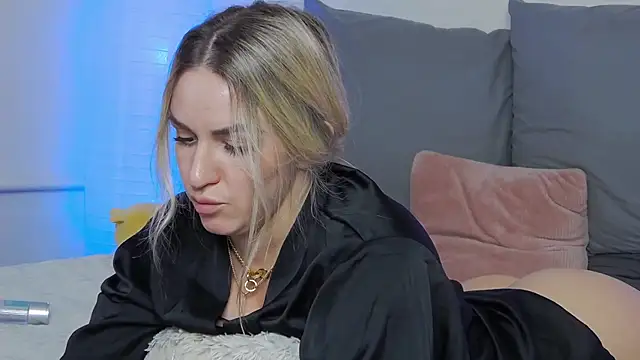 Snapshot of SofiJames chatting on March 17, 9:01 am SofiJames online show from March 17, 9:01 am