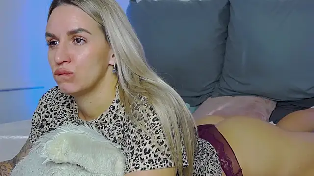 Snapshot of SofiJames chatting on October 31, 6:58 am SofiJames online show from October 31, 6:58 am