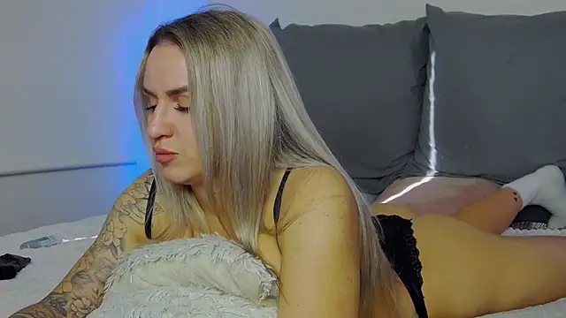 Snapshot of SofiJames chatting on November 4, 6:45 am SofiJames online show from November 4, 6:45 am