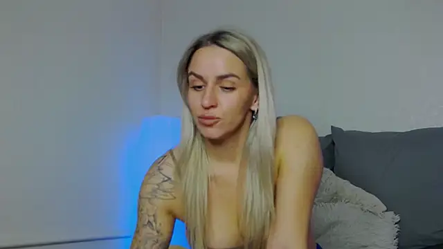 Snapshot of SofiJames chatting on November 5, 6:35 am SofiJames online show from November 5, 6:35 am