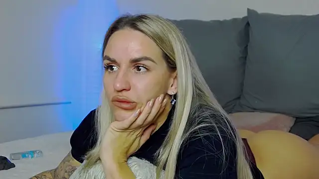 Snapshot of SofiJames chatting on November 8, 7:19 am SofiJames online show from November 8, 7:19 am