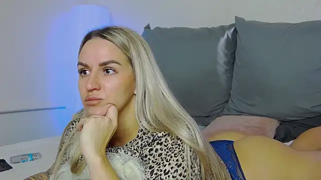 Snapshot of SofiJames chatting on November 9, 6:33 am SofiJames online show from November 9, 6:33 am