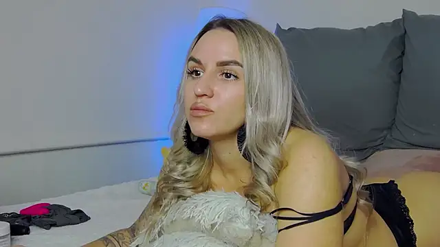 Snapshot of SofiJames chatting on November 11, 7:08 am SofiJames online show from November 11, 7:08 am