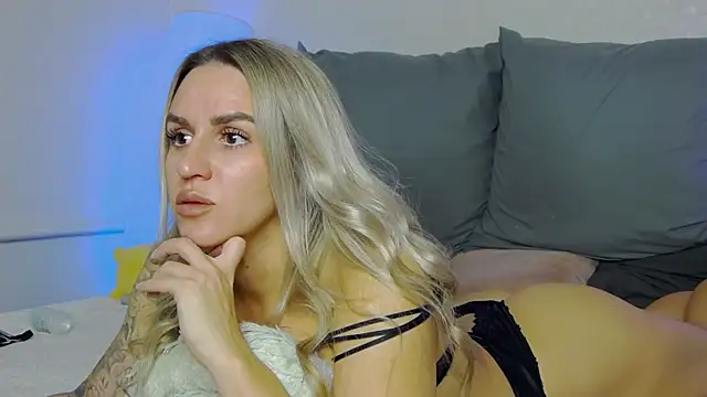 Snapshot of SofiJames chatting on November 13, 7:07 am SofiJames online show from November 13, 7:07 am