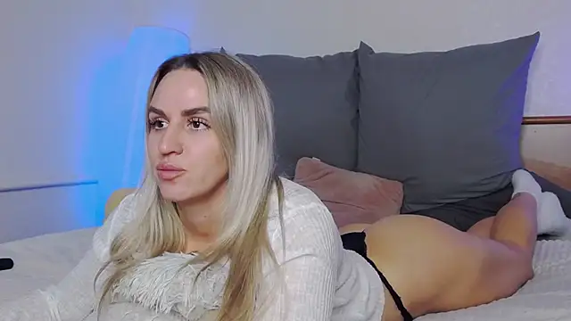 Snapshot of SofiJames chatting on November 23, 6:57 am SofiJames online show from November 23, 6:57 am