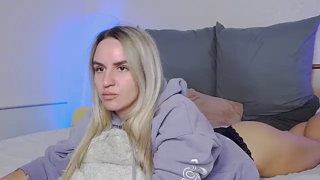 Snapshot of SofiJames chatting on November 25, 6:24 am SofiJames online show from November 25, 6:24 am