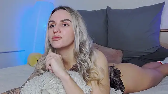 Snapshot of SofiJames chatting on December 2, 6:41 am SofiJames online show from December 2, 6:41 am