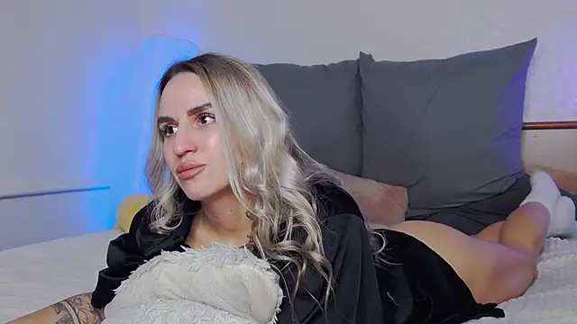 Snapshot of SofiJames chatting on December 3, 6:54 am SofiJames online show from December 3, 6:54 am