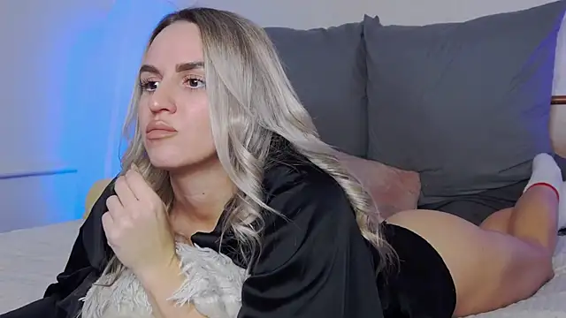 Snapshot of SofiJames chatting on December 4, 6:44 am SofiJames online show from December 4, 6:44 am