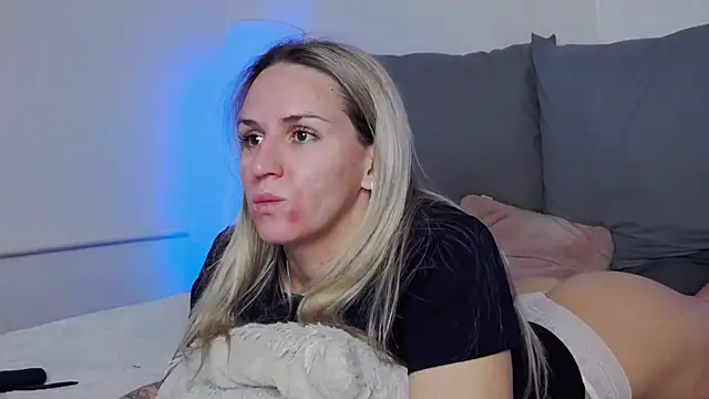 Snapshot of SofiJames chatting on December 14, 6:30 am SofiJames online show from December 14, 6:30 am