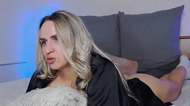 Snapshot of SofiJames chatting on December 16, 6:51 am SofiJames online show from December 16, 6:51 am