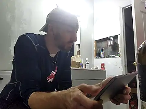 Snapshot of Bi_curious86 chatting on February 6, 3:33 am Bi curious86 online show from February 6, 3:33 am