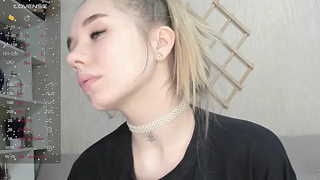 Snapshot of AutoBaby chatting on October 31, 7:20 am AutoBaby online show from October 31, 7:20 am