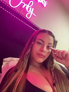 Snapshot of sexyyykloee chatting on May 15, 5:36 am sexyyykloee online show from May 15, 5:36 am
