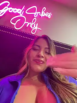 Snapshot of sexyyykloee chatting on June 22, 3:25 am sexyyykloee online show from June 22, 3:25 am