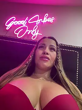 Snapshot of sexyyykloee chatting on June 23, 4:21 am sexyyykloee online show from June 23, 4:21 am