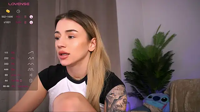 Snapshot of AishaCarter chatting on February 12, 12:37 am AishaCarter online show from February 12, 12:37 am