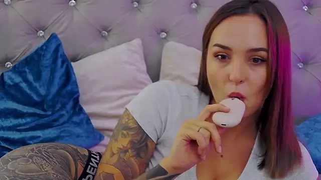 MeIisaLove online show from September 11, 8:20 pm