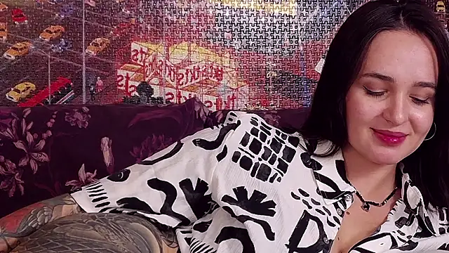 Snapshot of MeIisaLove chatting on June 13, 7:23 pm MeIisaLove online show from June 13, 7:23 pm