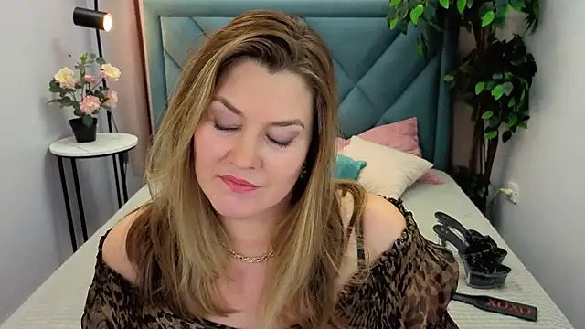 Snapshot of Adele_Russo chatting on November 18, 4:33 pm Adele Russo online show from November 18, 4:33 pm