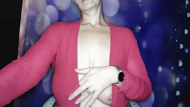 Snapshot of Carlysmiles chatting on October 25, 10:01 am Carlysmiles online show from October 25, 10:01 am