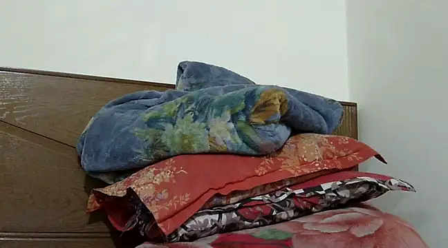 Snapshot of shekira99 chatting on March 9, 2:21 pm shekira99 online show from March 9, 2:21 pm