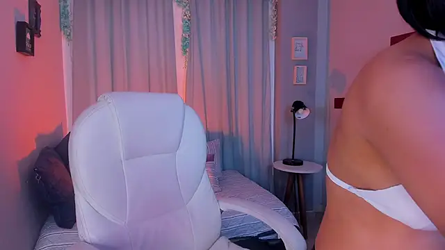 Snapshot of CoralineRicce_ chatting on February 14, 4:58 am CoralineRicce online show from February 14, 4:58 am