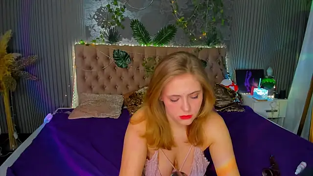 Snapshot of DellaRowe chatting on February 1, 1:34 am DellaRowe online show from February 1, 1:34 am