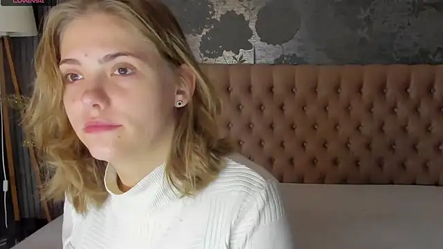 Snapshot of DellaRowe chatting on October 10, 6:01 am DellaRowe online show from October 10, 6:01 am