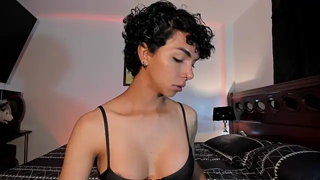 Snapshot of xhenisa_ chatting on December 28, 2:22 am xhenisa online show from December 28, 2:22 am