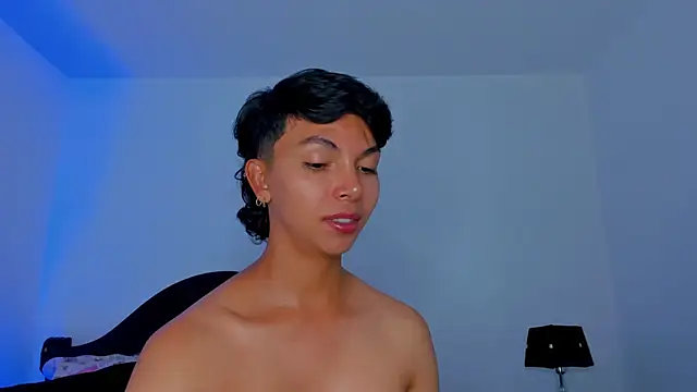 Snapshot of xhenisa_ chatting on September 10, 9:37 pm xhenisa online show from September 10, 9:37 pm