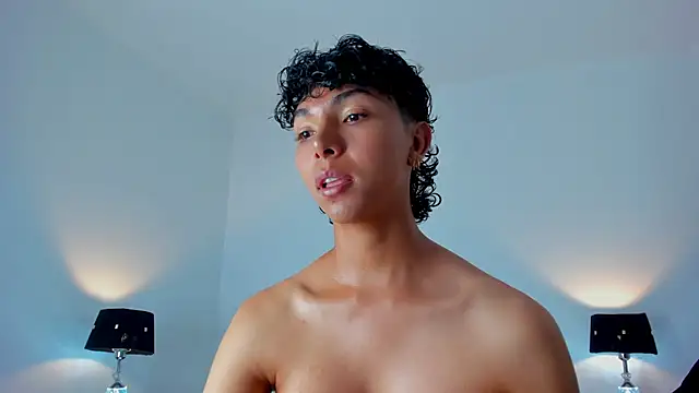 Snapshot of xhenisa_ chatting on November 10, 7:02 pm xhenisa online show from November 10, 7:02 pm