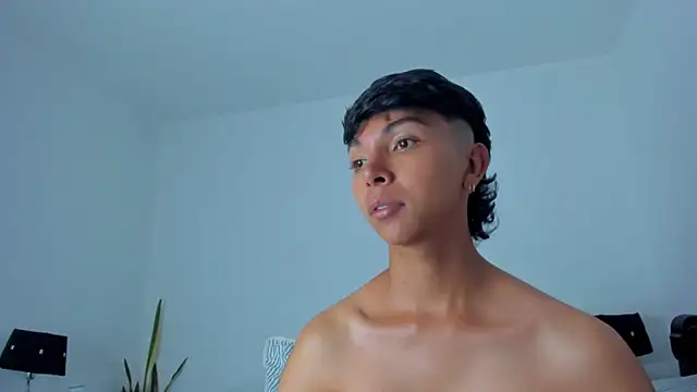 xhenisa  online show from March 8, 7:50 pm