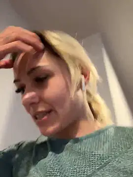 Snapshot of petrouchkaaa_ chatting on February 25, 9:31 am petrouchkaaa online show from February 25, 9:31 am