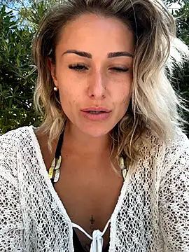 Snapshot of petrouchkaaa_ chatting on September 17, 12:29 pm petrouchkaaa online show from September 17, 12:29 pm