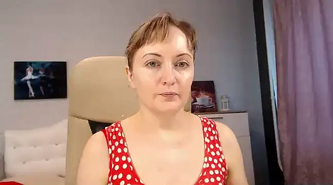 Snapshot of BettyFootFetish chatting on December 5, 8:11 am BettyFootFetish online show from December 5, 8:11 am