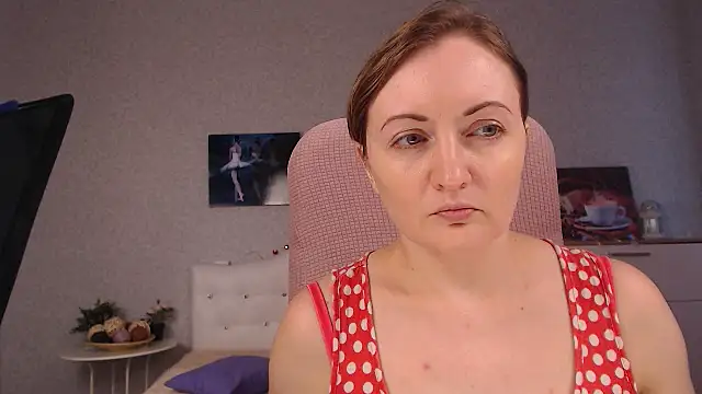 Snapshot of BettyFootFetish chatting on December 4, 7:28 am BettyFootFetish online show from December 4, 7:28 am