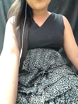 Snapshot of Roshni_98 chatting on June 27, 12:33 pm Roshni 98 online show from June 27, 12:33 pm